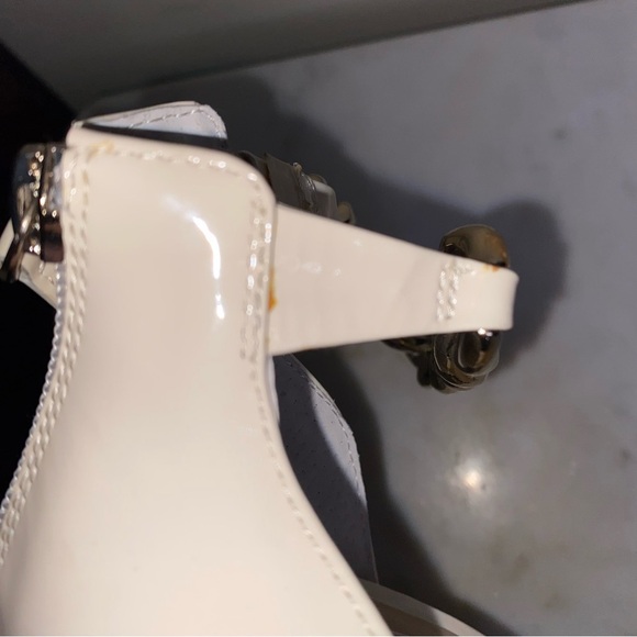 Antonio Melani Carolitta Cream Patent Leather Heels Size 7 1/2 with Gold Chains - Picture 8 of 10